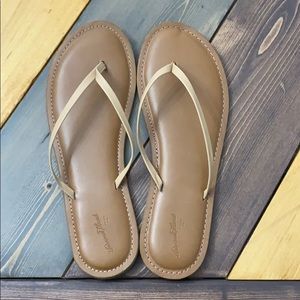 Universal Thread Flip Flop Sandal size 9